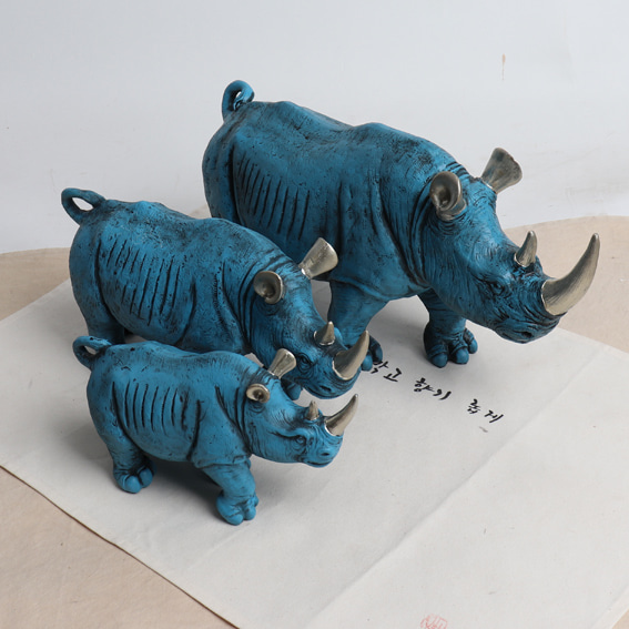 푸른 코뿔소 가족 3p